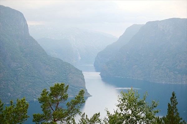 Вид на Aurlandsfjord оттуда же вправо